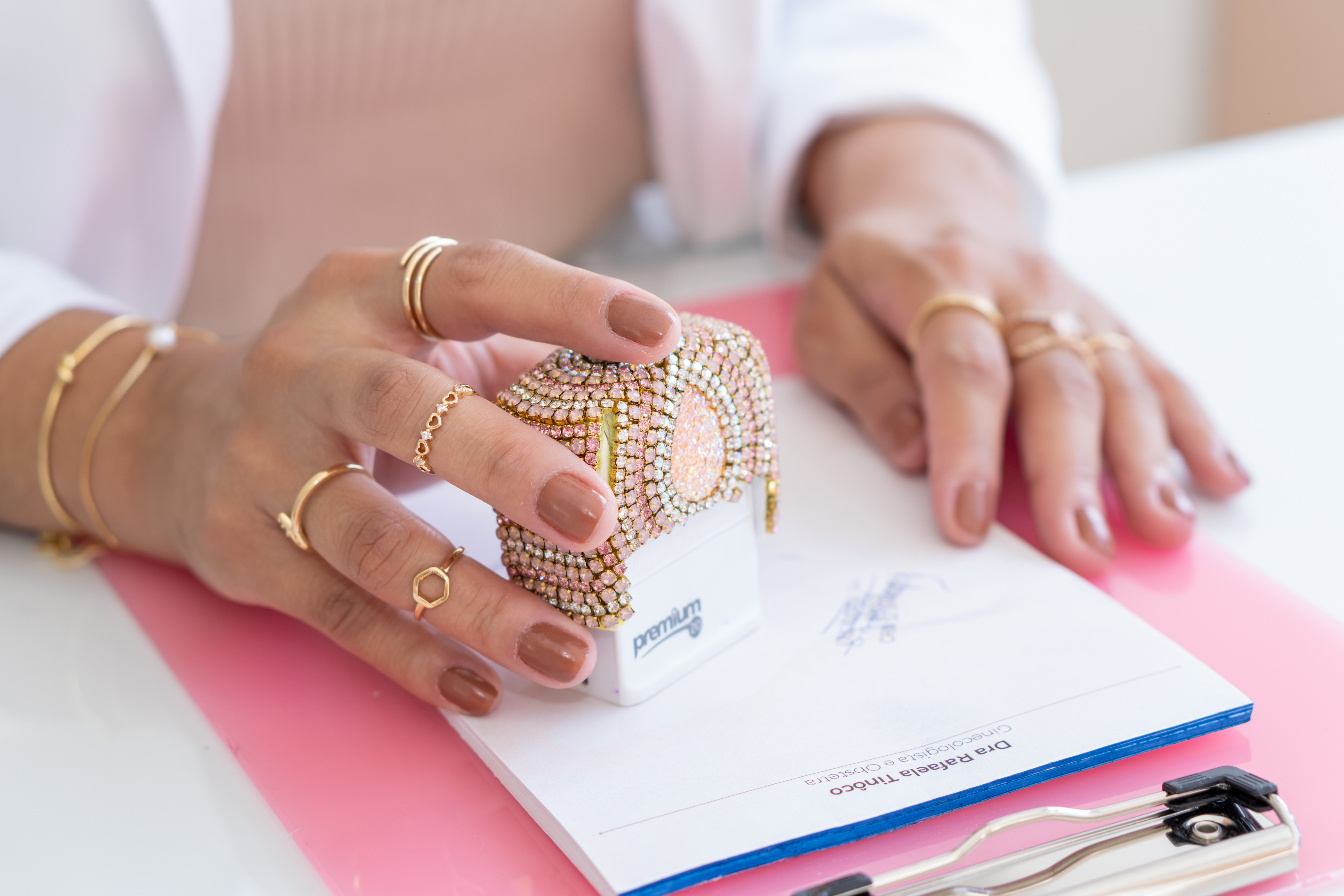 Médica sorrindo enquanto usa o CoDoutor